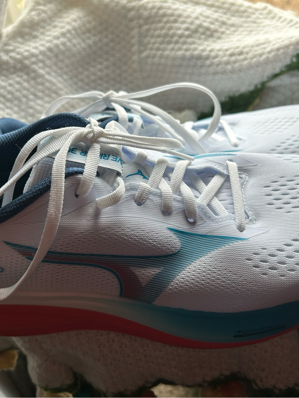 Mizuno Men’s White and Teal Lightweight Running Shoes